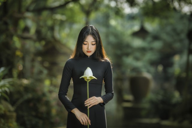 黒いアオザイを着たベトナム人女性